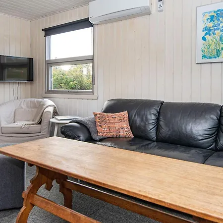 Seaside Escape With Amenities - By Traum Nyaraló